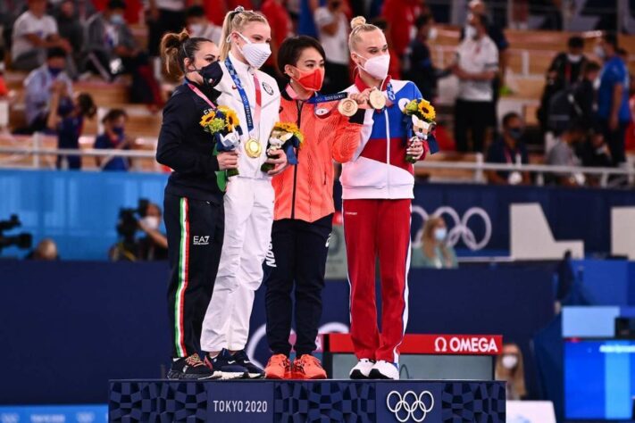 GINÁSTICA ARTÍSTICA - Jade Carey, dos Estados Unidos, fez 14.366 pontos e conquistou a medalha de ouro. Após ficar em 4º lugar em Londres-2012 e Rio-2016, a italiana Vanessa Ferrari (14.200) ficou com a prata. Já a japonesa Mai Murakami e a russa Angelina Melnikova empataram com 14.166 e dividiram a medalha de bronze.