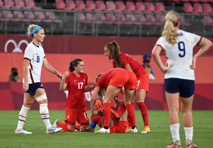 FUTEBOL FEMININO - O Canadá fez história no futebol feminino. Após eliminar o Brasil, as canadenses venceram os Estados Unidos por 1 a 0 e garantiram uma vaga na final. 