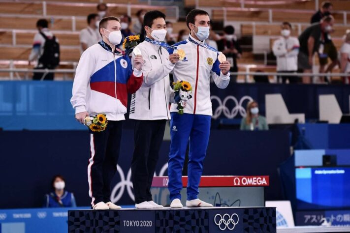 GINÁSTICA ARTÍSTICA - O sul-coreano Shin Jea-hwan fez 14.783 pontos e conquistou a medalha de ouro no salto masculino. O russo Denis Ablyazin fez a mesma pontuação, mas perdeu no critério de desempate e ficou com a prata. Já Artur Davtyan, da Armênia, terminou com a bronze após anotar 14.733. 
