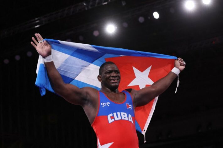 LUTA GRECO-ROMANA - Mijain Lopez se tornou o maior campeão olímpico da luta greco-romana. O cubano, que disputa a categoria de até 130kg, bateu o georgiano Iakobi Kajaia por 5 a 0 e conquistou a sua quarta medalha de ouro. Ele também venceu em Pequim-2008, Londres-2012 e Rio-2016.