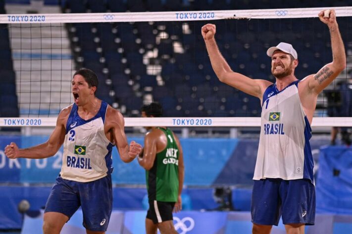 VÔLEI DE PRAIA - Já a dupla Alison e Alvaro continua na disputa pela medalha. Os brasileiros venceram os mexicanos Gaxiola e Rubio por 2 sets a 0 (com parciais de 21-14 e 21-13) e avançaram às quartas de final. 