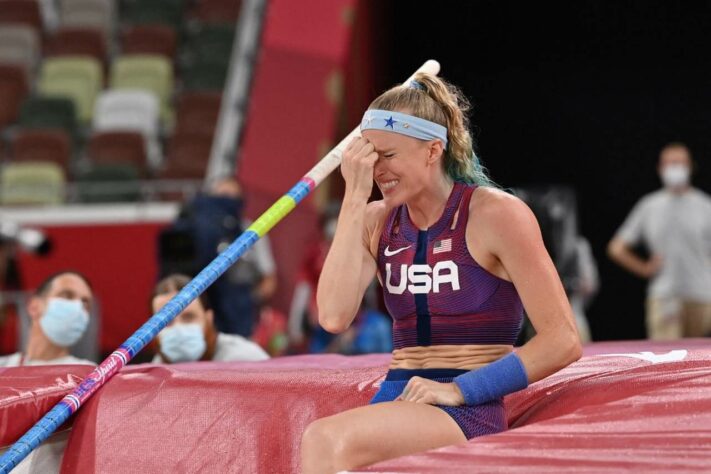 ATLETISMO - Sandi Morris não teve sorte em Tóquio. Medalhista de prata na Rio-2016, a americana sofreu um acidente no salto com vara após o seu equipamento quebrar durante o voo. Sam Morris caiu fora do colchão e assustou, mas sofreu apenas lesões leves. Foi o suficiente para a atrapalhar durante o restante da competição, que foi realizada sob chuva.