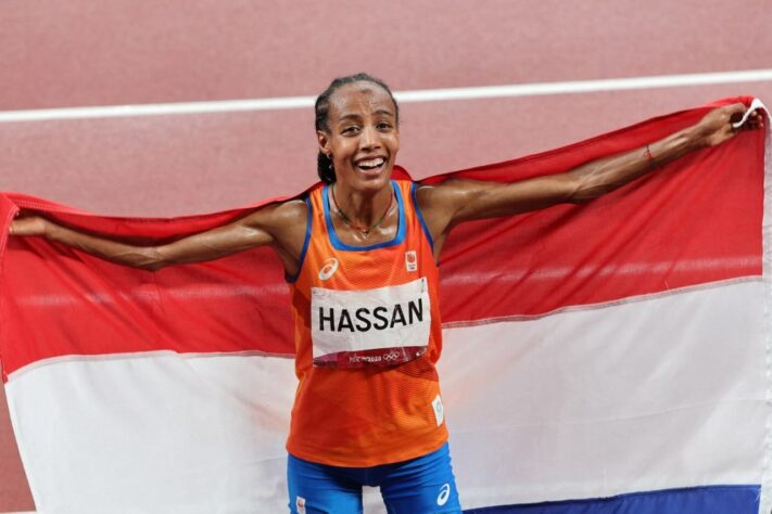 ATLETISMO - Além da fantástica recuperação na prova dos 1.500m, Sifan Hassan teve energia para conquistar a medalha de ouro na final da prova dos 5.000m. A holandesa cresceu nas voltas finais e venceu com o tempo de 14min36s79.