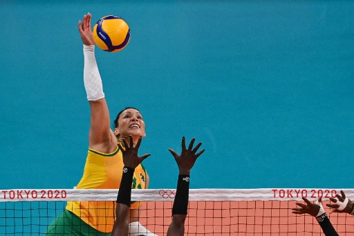 VÔLEI FEMININO DO BRASIL - A oposta Tandara está fora da sequência dos Jogos Olímpicos de Tóquio. O Comitê Olímpico Brasileiro (COB) anunciou a suspensão provisória da atleta de 32 anos após uma notificação da Autoridade Brasileira de Controle de Dopagem (ABCD). Segundo o comunicado da entidade, a jogadora cometeu "potencial violação da regra antidopagem" em exame realizado no dia 7 de julho, no centro de treinamento da CBV.