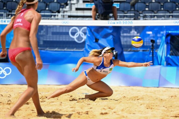 VÔLEI DE PRAIA - Ana Patrícia e Rebeca deram adeus aos Jogos Olímpicos de Tóquio. A dupla brasileira foi derrotada pela dupla suíça Vergé-Dépré e Joana Heidrich por 2 sets a 1 (com parciais de 19-21, 21-18 e 11-15). Sendo assim, o Brasil não tem mais representantes no vôlei de praia feminino. 