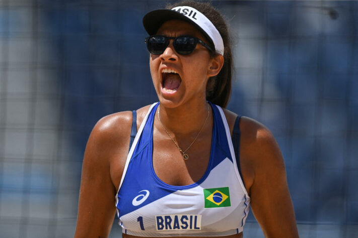 + VÔLEI DE PRAIA - Logo após deixar o jogo, Ana Patrícia passou mal e caiu no chão da zona mista - local de entrevistas com a imprensa. Segundo Rebecca, a parceira já não se sentia bem desde domingo à noite (no Brasil) e chegou a praticamente desmaiar. Na partida, ela ainda não estava 100% e quase desistiu do duelo, mas seguiu no jogo até o fim. Após deixar a arena em uma cadeira de rodas, Ana Patrícia foi diagnosticada com uma leve desidratação. Ela já passa bem.