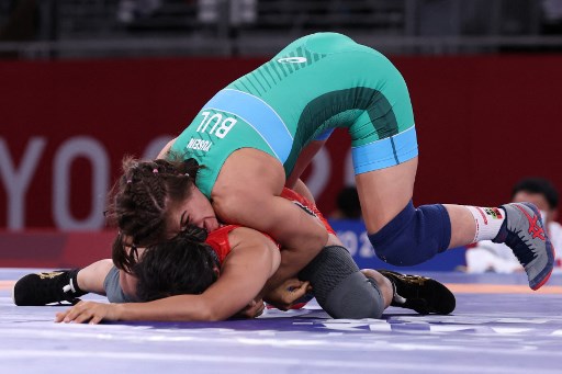 WRESTLING - Laís Nunes estreou no wrestling feminino dos Jogos Olímpicos com derrota. Na categoria até 62kg, a brasileira perdeu para a búlgara Yusein Taybe. Para seguir sonhando no mínimo com o bronze, Laís precisa torcer para que Tabey chegue à final da categoria, assim a brasileira herdaria um lugar na repescagem.