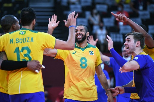 VÔLEI - O Brasil está na semifinal do vôlei masculino. A Seleção Brasileira atropelou o Japão por 3 sets a 0 (com parciais de 25-20, 25-22 e 25-20) e se garantiu pelo menos na disputa pela medalha de bronze. O adversário na semi será o Comitê Olímpico da Rússia, que bateu o Canadá por 3 a 0.