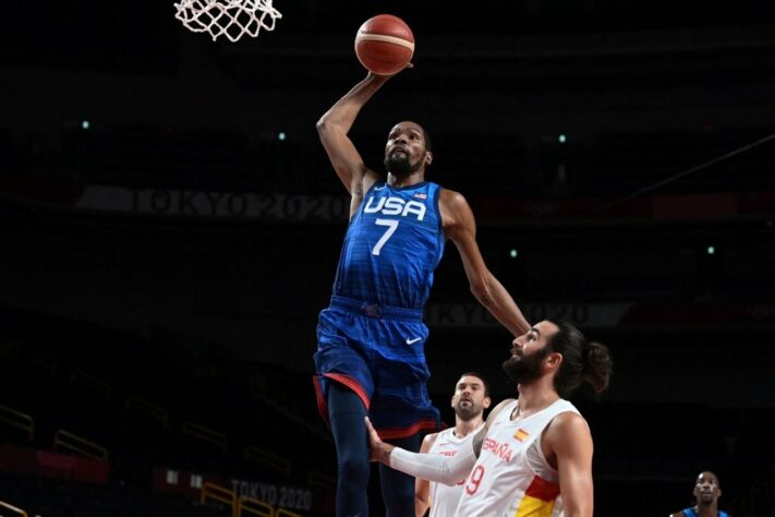 BASQUETE MASCULINO - O Estados Unidos venceram a atual campeã Espanha por 95 a 81. Kevin Durant marcou 29 pontos em 31 minutos e foi o destaque da partida.