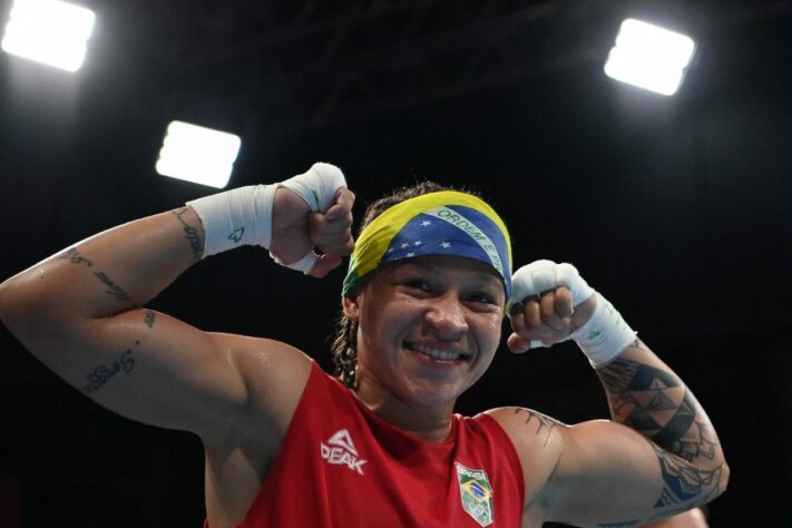 BOXE - Bia Ferreira avançou à semifinal da categoria peso-leve (até 60kg) e garantiu pelo menos a medalha de bronze para o Brasil no boxe. A brasileira venceu a uzbeque Raykhona Kodirova nas quartas de final por decisão unânime.