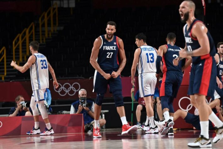 BASQUETE MASCULINO - A França venceu a Itália por 84 a 75 e avançou à semifinal. O próximo adversário será a Eslovênia, que está invicta há 17 jogos com Luka Doncic. 