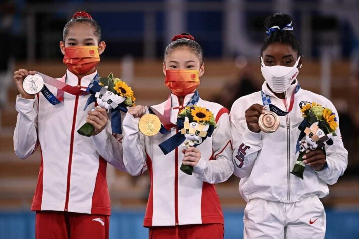 GINÁSTICA - A China fez dobradinha na trave. As chinesas Guan Chenchen e Tang Xijing conquistaram as medalhas de ouro e prata, respectivamente.