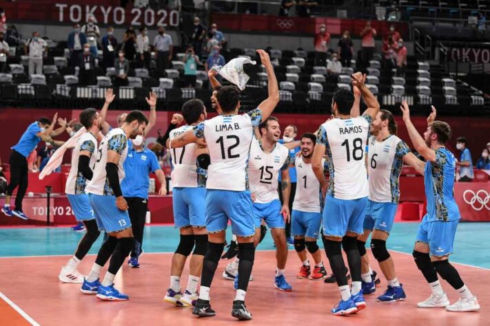 VÔLEI - A Argentina surpreendeu e eliminou a Itália, por 3 sets a 2 (com parciais de 21-25, 25-23, 25-22, 13-25 e 15-12), nas quartas de final do vôlei masculino. Na semifinal, os argentinos enfrentarão a França, que eliminou a Polônia por 3 sets a 2. 