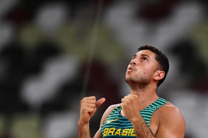 Thiago Braz voltou a fazer história nas Olimpíadas. O brasileiro conquistou a medalha de bronze na final do salto com vara. De quebra, ele atingiu a sua melhor marca da temporada ao saltar 5.87m, garantindo o terceiro lugar no pódio dos Jogos Olímpicos de Tóquio.