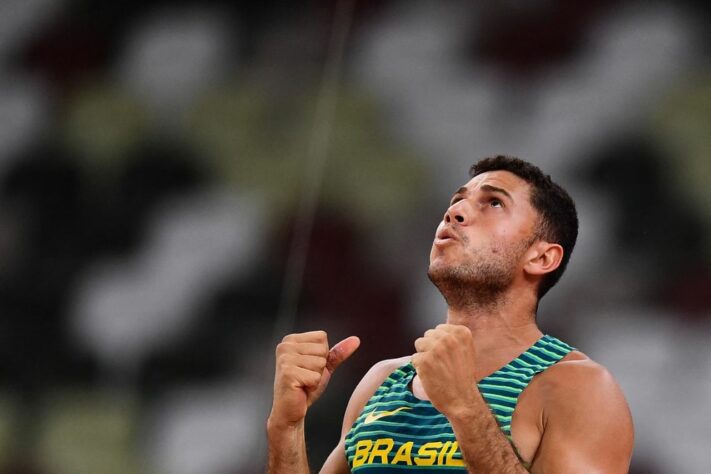 ATLETISMO - Thiago Braz voltou a subir no pódio no salto com vara. O brasileiro atingiu a sua melhor marca no ano e ficou com a medalha de bronze após saltar para 5,87. A medalha de ouro ficou com o sueco Armand Duplantis (6,02m) e a prata ficou com o americano Christopher Nielsen (5,97m). 