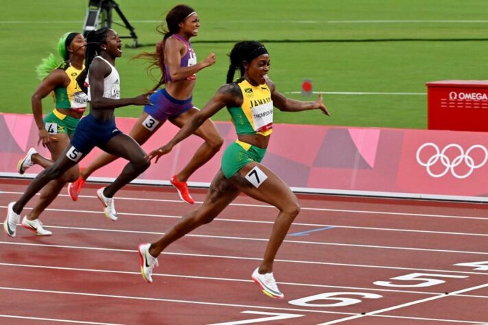 ATLETISMO - Elaine Thompson-Herah conquistou a medalha de ouro nos 200m rasos e completou a dobradinha em Tóquio. A jamaicana também venceu a prova dos 100m rasos. Christine Mboma, da Namíbia, levou a prata, enquanto Gabrielle Thomas, dos Estados Unidos, ficou com o bronze.