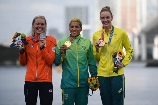 MARATONA AQUÁTICA - Ana Marcela Cunha terminou a prova em 1h59m30s8. A holandesa Sharon van Rouwendaal (1h59m31s7), que foi ouro no Rio-2016, ficou com a prata. A australiana Kareena Lee (1h59m32s5) completou o pódio.