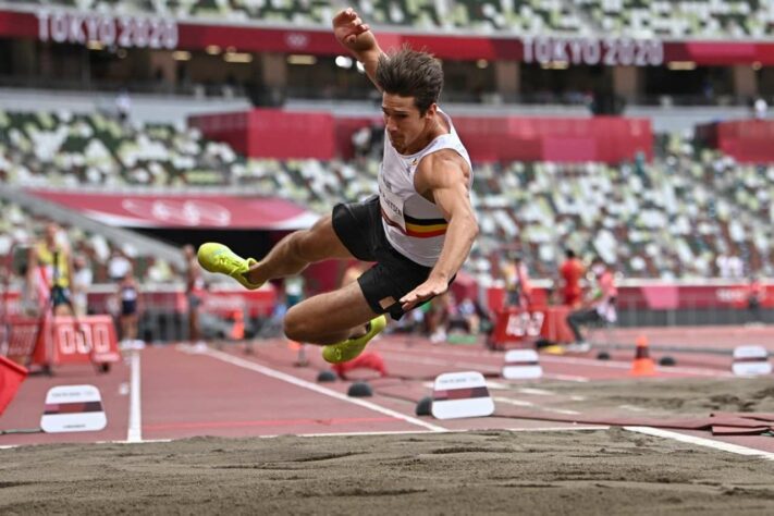 ATLETISMO - O belga Thomas Van der Plaetsen sofreu uma distensão muscular durante o salto em distância, uma das provas do decatlo. O belga caiu de cara na areia e precisou sair de cadeira de rodas.