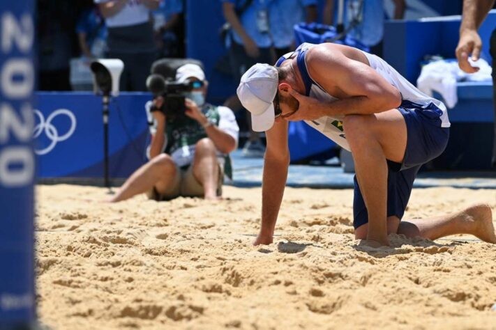 VÔLEI DE PRAIA - O Brasil ficou sem medalha no vôlei de praia pela primeira vez na história das Olimpíadas. A dupla Alison e Álvaro foram derrotados por Plavins e Tocs, da Letônia, por 2 sets a 0 (parciais de 21-16 e 21-15), e deram adeus aos Jogos Olímpicos de Tóquio. Com isso, o Brasil não tem mais duplas no masculino e feminino. 