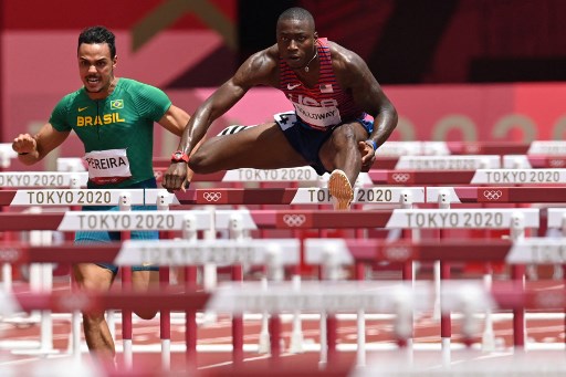 ATLETISMO - Já o brasileiro Rafael Pereira ficou em sexto na sua bateria com o tempo de 13s62 e também não conseguiu avançar à final da prova dos 110m com barreiras.