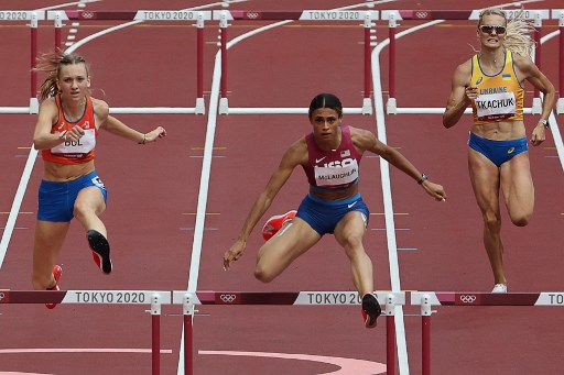 Se na noite de ontem o recorde dos 400m com barreira masculino foi quebrado, a situação não foi diferente na final feminina. Sydney Mclaughlin, dos Estados Unidos conquistou a medalha de ouro com tempo de 51s46.