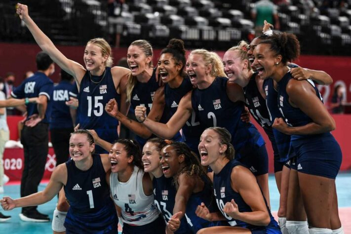 VÔLEI FEMININO - O Estados Unidos atropelou a República Domicana por 3 sets a 0 (com parciais de 25-11, 25-10 e 25-19) e garantiu vaga na semifinal. A adversária será a Sérvia que eliminou a Itália por 3 sets a 0.