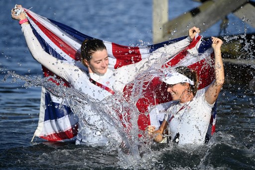Na classe 470 feminina da vela, a medalha de ouro ficou com as britânicas Hannah Mills e Eilidh McIntyre. As duplas da Polônia e França fecharam o pódio