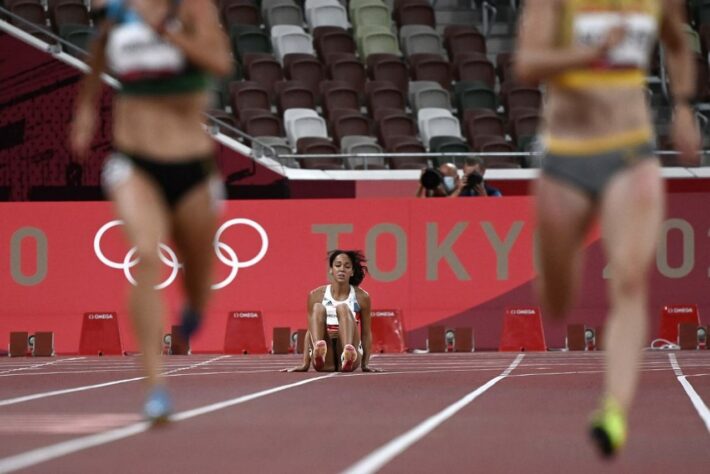 ATLETISMO - Favorita no heptatlo, a britânica Katarina Johnson-Thompson sentiu o tendão no meio da corrida dos 200m. Ela se recusou a deixar a prova de cadeiras de rodas e, com muito esforço, completou a prova num ato de superação. 