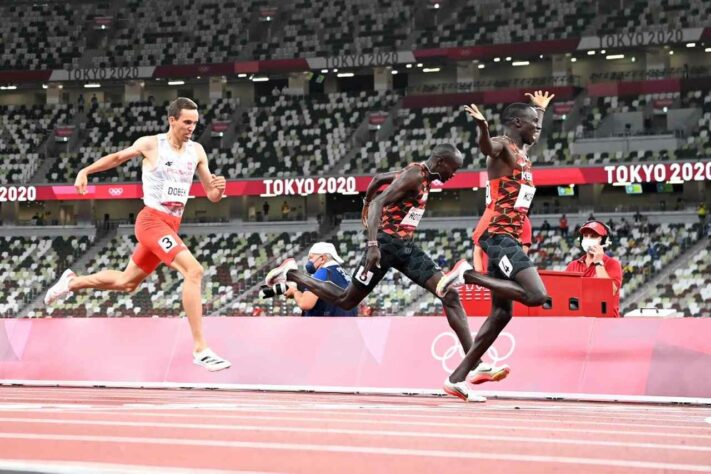 ATLETISMO - A Quênia fez dobradinha na final dos 800m masculino. Emmanuel Korir venceu a prova com o tempo de 1min45s06 e levou a medalha de ouro. O compatriota Ferguson Rotich completou a dobradinha queniana com 1min45s23. Patryk Dobek, da Polônia, fechou o pódio com 1min45s39 e ficou com o bronze.