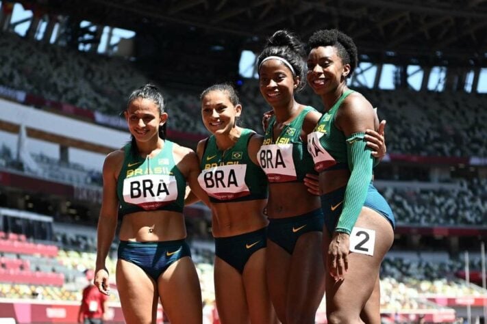 ATLETISMO - O Brasil ficou em 11º lugar no revezamento 4x100m feminino. O quarteto formado por Rosângela Santos, Bruna Farias, Ana Claudia Lemos e Vitória Rosa terminou a fase classificatória com o tempo de 43s15. 