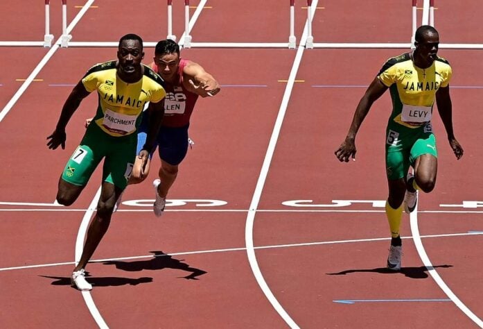 ATLETISMO - O jamaicano Hansle Parchment conquistou a medalha de ouro na prova dos 110m com barreira. Ele superou o americano Grant Holloway, que ficou com a prata, e o seu compatriota Ronald Levy, que completou o pódio. 