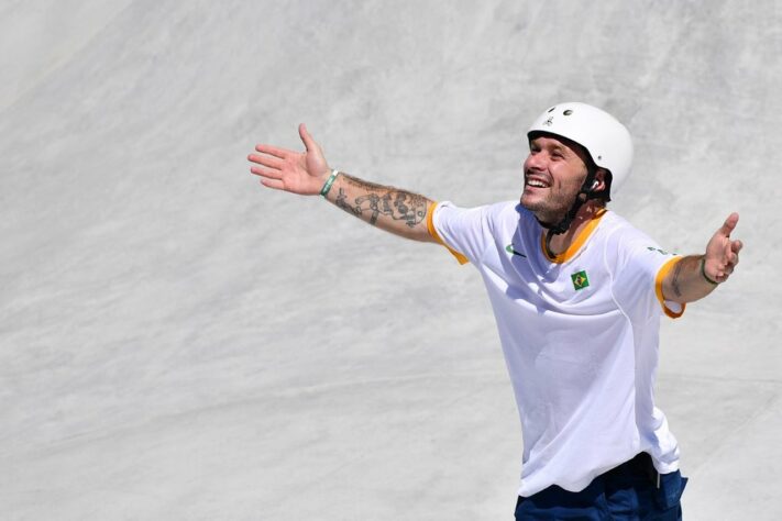 SKATE - Pedro Barros conquistou a medalha de prata no skate park. O brasileiro fez uma volta de 86.14 pontos e ficou atrás apenas do australiano Keegan Palmer, com 95.83 pontos.