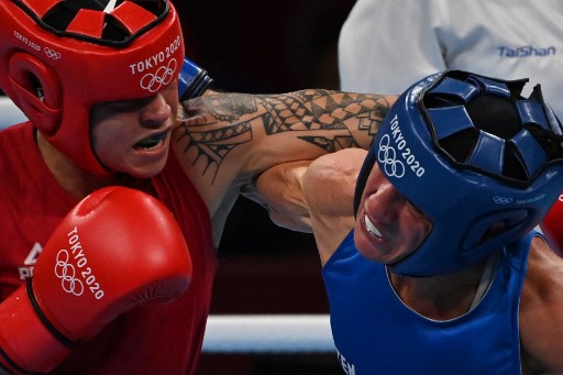 BOXE - Em grande luta, Bia Ferreira venceu a finlandesa Mira Potkonen por decisão unânime da arbitragem e avançou às finais do boxe nos Jogos Olímpicos. Na categoria até 60kg, Bia foi melhor nos três rounds e chegou a levar a adversária ao chão algumas vezes. A brasileira fará a decisão contra Kellie Anne Harrington, da Irlanda, no domingo às 2h (Brasília).