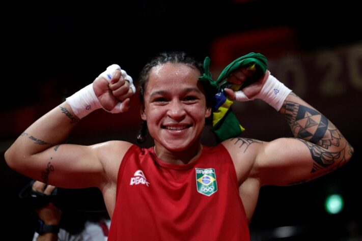BOXE - Bia Ferreira se classificou à final da categoria peso leve (até 60kg) após derrotar a finlandesa Mira Potkonen por decisão unânime. Atual campeã mundial da categoria, Bia se tornou a primeira mulher brasileira a disputar uma final olímpica no boxe.