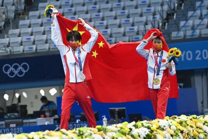 SALTOS ORNAMENTAIS - Quan Hongchan, de 14 anos, conquistou a medalha de ouro nos saltos ornamentais da plataforma de 10m. A chinesa recebeu nota máxima de todos os juízes em dois saltos. Chen Yuxi, também da China, ficou com a prata, enquanto a australiana Melisa Wu ficou com o bronze.