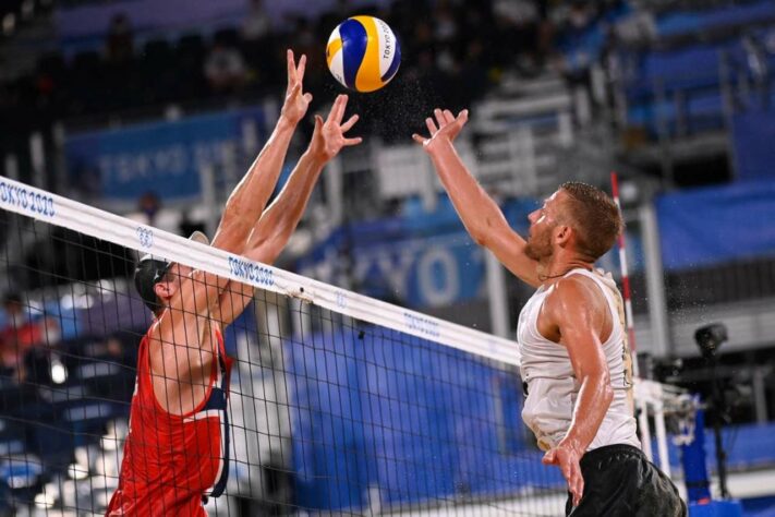 VÔLEI DE PRAIA - Algozes dos brasileiros, os letões Plavins e Tocs foram derrotados pelos noruegueses Sorum e Mol por 2 sets a 0, com parciais de 21/15 e 21/16. Os noruegueses disputarão a final, enquanto os letões seguem na disputa pelo bronze.