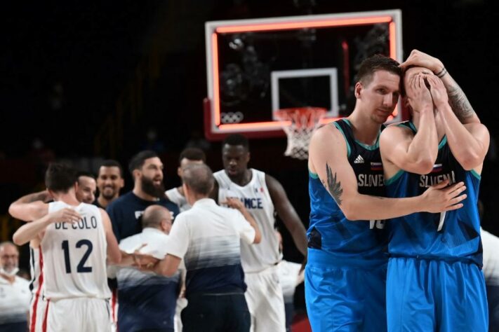 BASQUETE MASCULINO - A França derrotou a Eslovênia por 90 a 89 e se classificou à final. Os eslovenos tiveram a chance de vencer na última bola, mas o ala francês Batum deu toco em Dragic e decidiu a partida. Foi a primeira derrota de Doncic, que fez um triplo-duplo, com a sua seleção. A Eslovênia disputará o bronze contra a Austrália, enquanto os franceses reencontram os Estados Unidos.