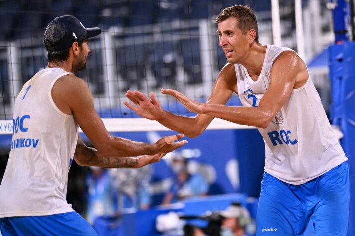 VÔLEI DE PRAIA - Os russos Stoyanovskiy e Krasilnikov derrotaram Younousse e Tijan, do Catar, por 2 sets a 0, e se classificaram à final. Os russos venceram com parciais de 21/19 e 21/17. 