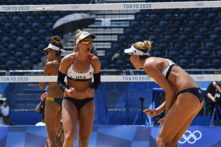 VÔLEI DE PRAIA - As americanas April Ross e Alix Klineman conquistaram a medalha de ouro no vôlei de praia. A dupla americana venceu as australianas Mariafe Artacho e Taliqua Clancy por 2 sets a 0, com parciais de 21/15 e 21/16.