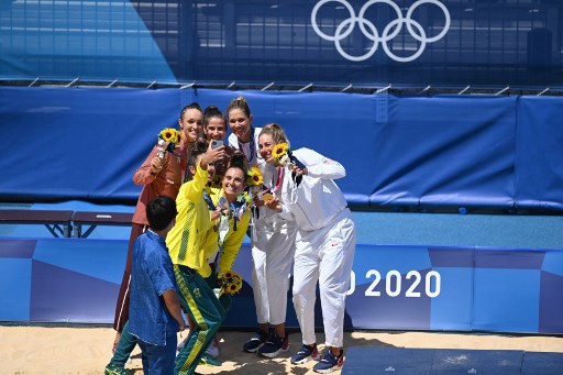 VÔLEI DE PRAIA - As americanas April Ross e Alix Klineman derrotaram as australianas Mariafe Artacho e Taliqua Clancy por 2 sets a 0 – parciais de 21-15 e 21-16 -, no Shiokaze Park, e ficaram com a medalha de ouro no torneio feminino de vôlei de praia dos Jogos Olímpicos de Tóquio. Na disputa pelo bronze, as suíças Vergé-Depré e Heidrich superaram Graudina e Kravcenoka, da Letônia, por 2 a 0 – parciais de 21-19, 21-15.