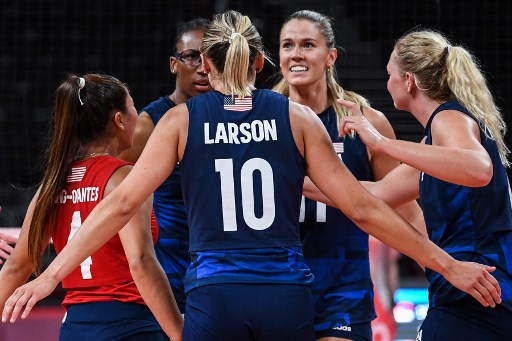 VÔLEI FEMININO - Com extrema facilidade, os Estados Unidos venceram a Sérvia por 3 sets a 0, parciais de 25-19, 25-15 e 25-23 e estão na final dos Jogos Olímpicos de Tóquio. A equipe dirigida por Karch Kiraly agora espera por Brasil ou Coreia do Sul, que duelarão a partir das 9h (de Brasília), na Ariake Arena, na capital japonesa.