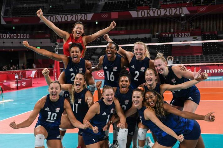 VÔLEI - Os Estados Unidos também estão na final do vôlei feminino. As americanas venceram a Sérvia por 3 sets a 0, com parciais de 25/19, 25/15 e 25/23. Sérvia e Coréia do Sul decidem o bronze.