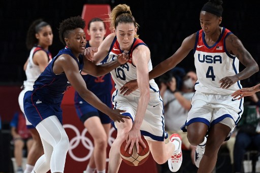 BASQUETE FEMININO - Os Estados Unidos chegaram a mais uma final de esporte coletivo nos Jogos Olímpicos de Tóquio. A seleção estadunidense de basquete feminino confirmou a superioridade e venceu a Sérvia por 79 a 59 na primeira semifinal. Agora, as norte-americanas aguardam a vencedora da outra semi entre Japão e França, que será nesta sexta, às 8h (horário de Brasília).