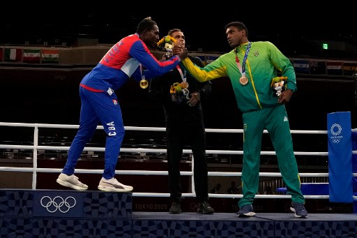 BOXE - Vencedor do duelo contra Abner Teixeira na semifinal, Julio de La Cruz venceu Muslim Gadzhimagomedov, do Comitê Olímpico Russo, na final da categoria até 91kg. O cubano também havia conquistado o ouro na Rio 2016. Além de Abner, David Nyika também recebeu a medalha de bronze.