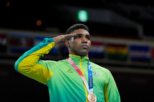 BOXE - O brasileiro Abner Teixeira subiu ao pódio para receber a medalha de bronze na categoria até 91kg. O boxeador fez boa campanha em Tóquio e acabou derrotado na semifinal. Na modalidade, o Brasil ainda tem Bia Ferreira e Hebert Conceição nas finais.