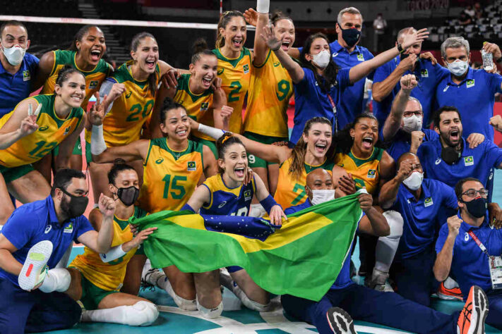 RECORDE - Com a vaga na final do vôlei feminino, o Brasil bateu o seu recorde de medalhas em uma edição de Olimpíadas. Em Tóquio, o Brasil já possui 16 medalhas e tem outras quatro garantidas: duas no boxe, uma no futebol masculino e uma no vôlei feminino. Sendo assim, já são 20 medalhas, superando a marca de 19 no Rio de Janeiro, em 2016. A delegação brasileira ainda tem chance de bater o recorde de medalhas de ouro (7), já que possui 4 ouros em Tóquio e tem quatro finais para disputar, além do hipismo por equipe, que também está na final.