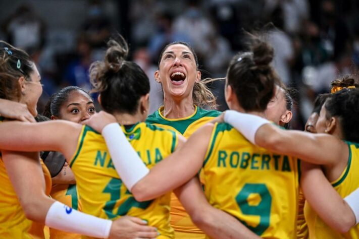 VÔLEI - O Brasil vai disputar a medalha de ouro no vôlei feminino. A Seleção Brasileira atropelou a Coreia do Sul por 3 sets a 0, com parciais de 25/16, 25/16 e 25/16. 