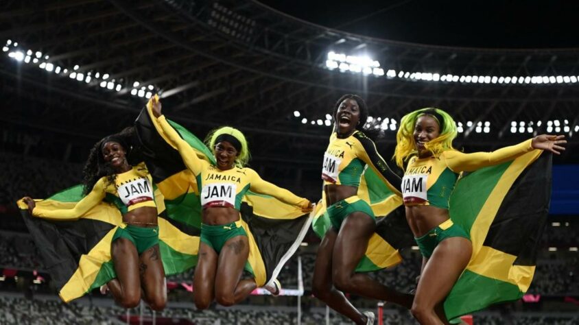 ATLETISMO - A Jamaica dominou o revezamento 4x100m feminino. A equipe jamaicana formada por Elaine Thompson-Herah, Shelly-Ann Fraser-Pryce, Shericka Jackson e Briana Williams venceu a prova com o tempo de 41s02 e não deram chances para as americanas e britânicas, que ficaram com prata e bronze, respectivamente.