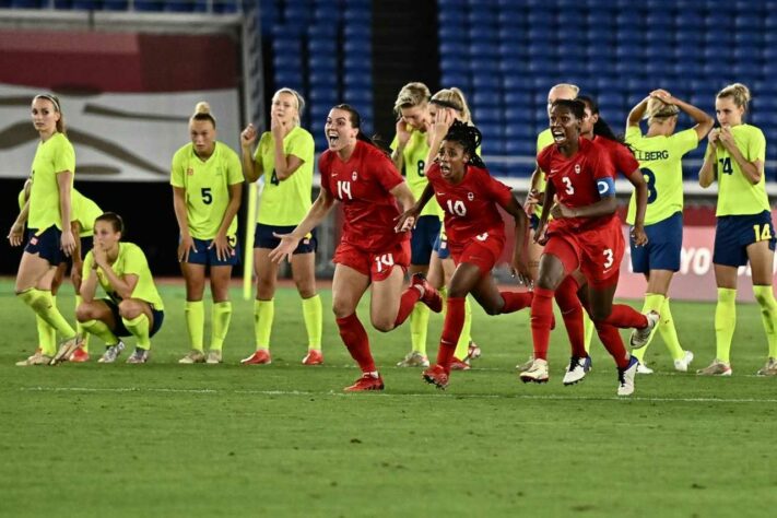 FUTEBOL FEMININO - O Canadá conquistou a medalha de ouro no futebol feminino. Nos pênaltis, a seleção canadense venceu a Suécia por 3 a 2, após empate por 1 a 1 no tempo regulamentar. As suecas amargam o segundo vice consecutivo em Olimpíadas, enquanto as canadenses conquistaram o primeiro ouro olímpico após dois bronzes seguidos.