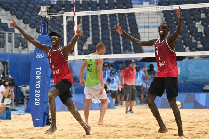 VÔLEI DE PRAIA - O pódio foi completado pelos cataris Cherif e Ahmed. Na disputa pelo bronze, derrotaram Plavins e Tocs, da Letônia, responsáveis pelas eliminações das duas duplas brasileiras na competição.